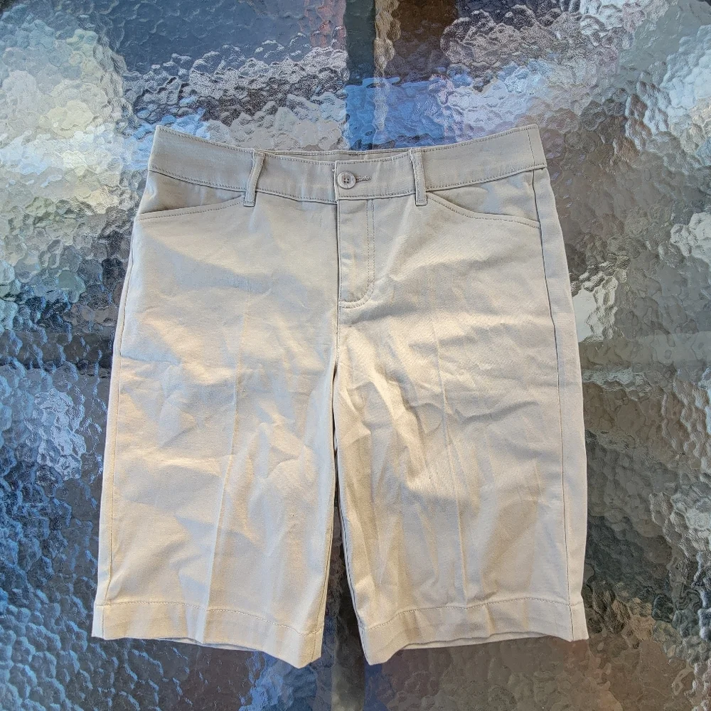 St. John's Bay Bermuda Tan Shorts Size 8, Look New